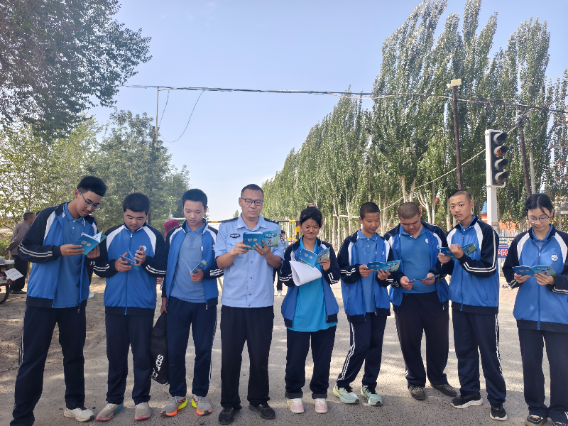 放学期间给学生宣讲_800x600_q100.jpg