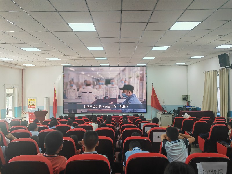 9月2日,一二四团司法所与总工会在团中学开展预防校园霸凌宣传活动,图为组织中小学生观看警示教育片。_800x600_q90.jpg