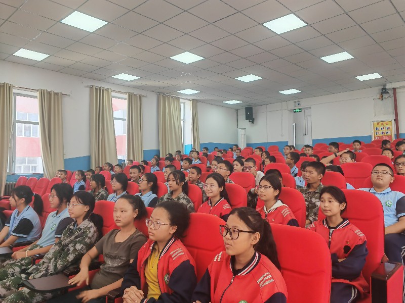 9月2日,一二四团司法所与总工会在团中学开展预防校园霸凌讲座,150余名同学参加活动_800x600_q90.jpg