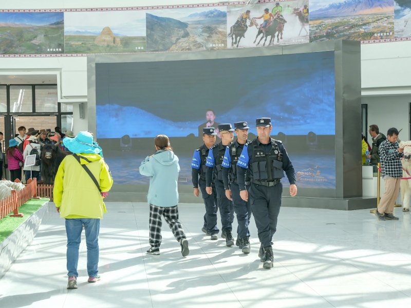 图为卡拉苏警务室民警在景区巡逻.jpg