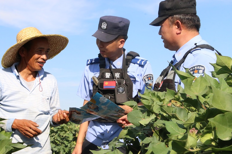 7月25日，四道河子镇派出所沙北区警务室民警辅警走进棉田开展普法宣传活动。通讯员 岳倩茹摄.JPG