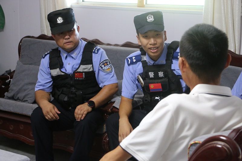 8月7日，四道河子镇派出所沙北区警务室民警辅警在走访入户中了解民情民意。通讯员 岳倩茹摄.JPG