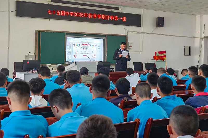 图2为,民警向学生们宣讲法律知识。.jpg