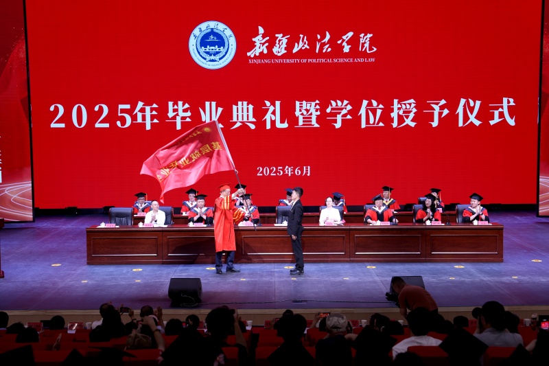 6.陈旭东同志为赴基层就业毕业生代表苏鹏授旗(1).jpg