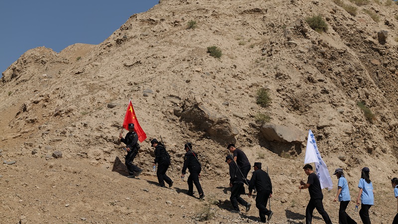 1.“青锋基层实践团—法安乡韵筑梦队”在叶城县柯克亚乡开展巡边实践.jpg