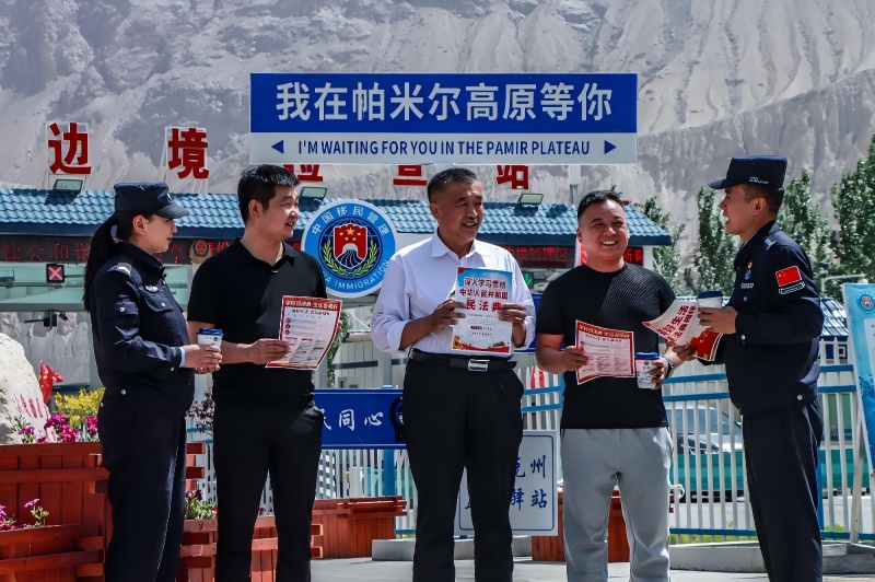 图为检查站民警在警茶打卡点为过往旅客普法(1).jpg