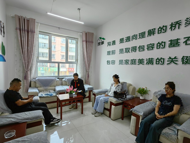 图说:法官邀请当事人在家事调解室进行背对背沟通,最终化解了双方的矛盾.jpg