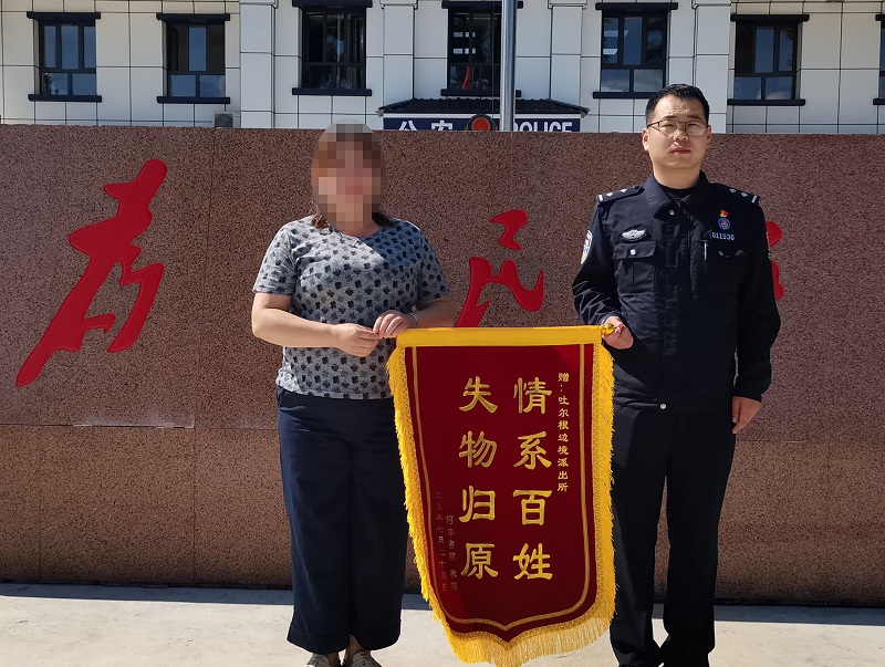 图为群众向民警赠送锦旗,表达感谢。.jpg