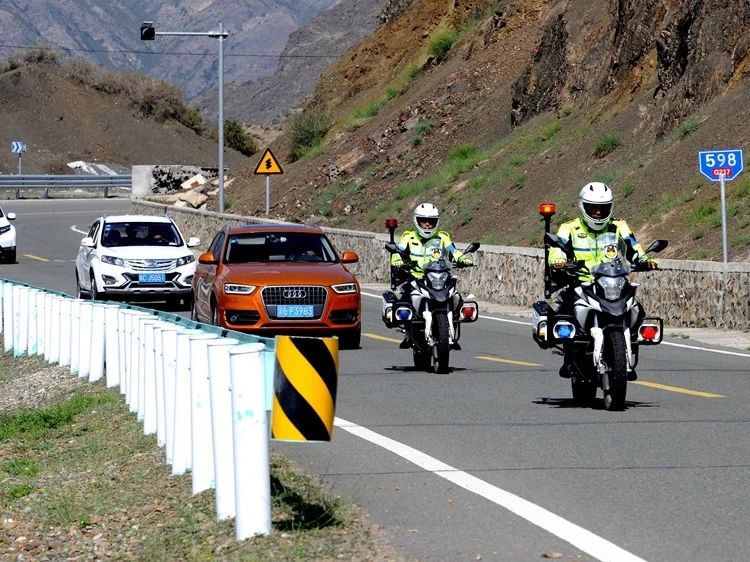 独库中队民警为过路游客带路。.jpg