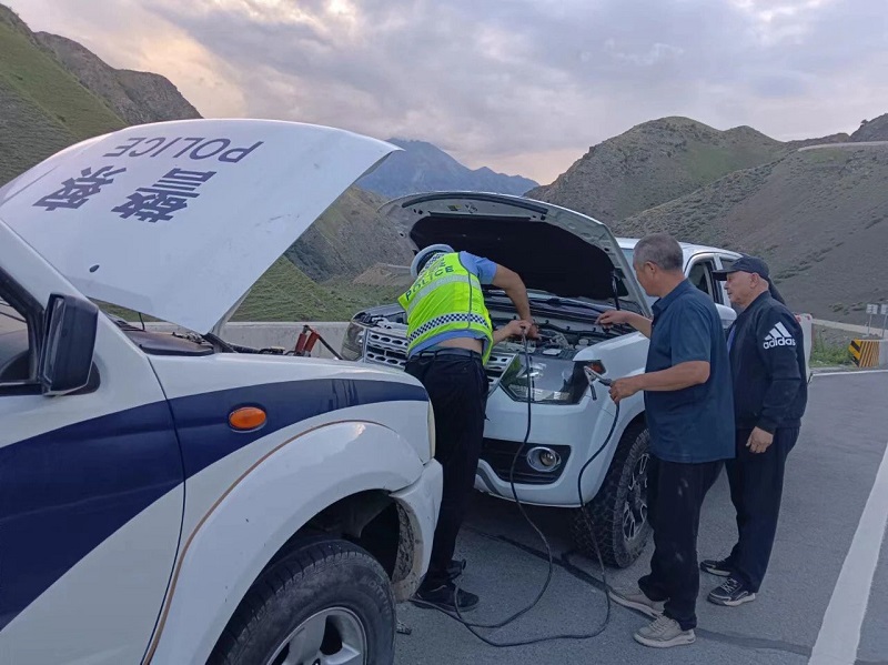 独库中队民警为过路游客维修车辆.jpg