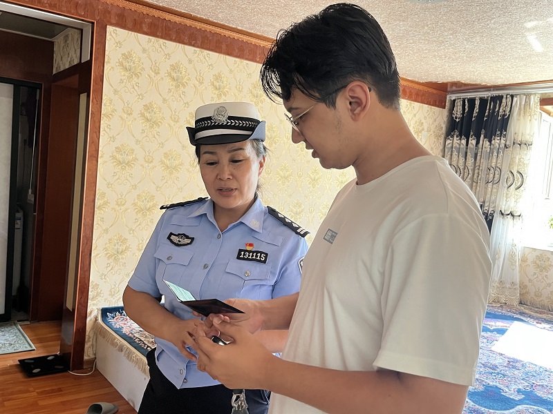 暖心！新疆焉耆县车管所民警送证上门，这份便利请查收