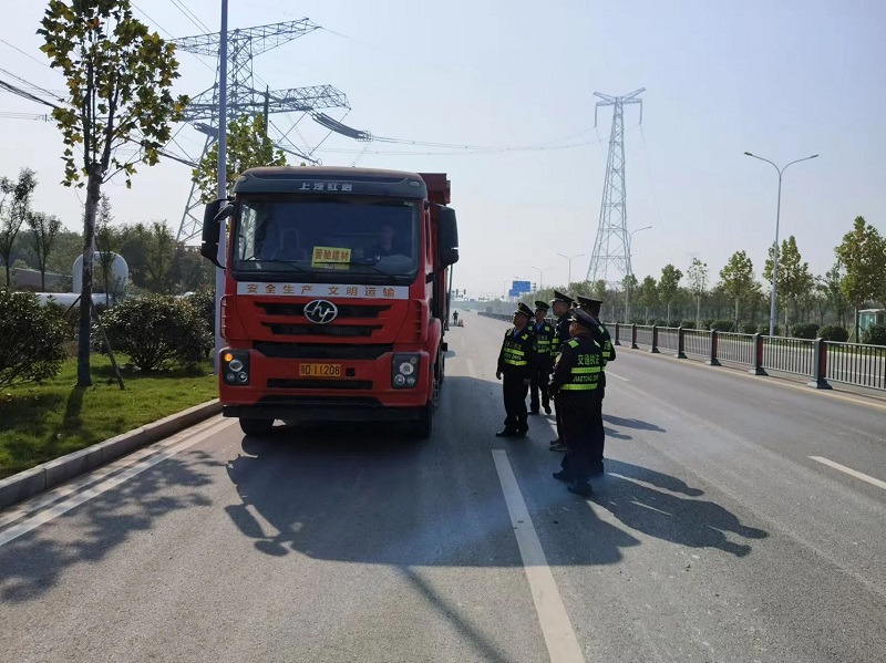 湖北省江陵县交通运输综合执法大队持续开展道路扬尘和超限超载整治行动
