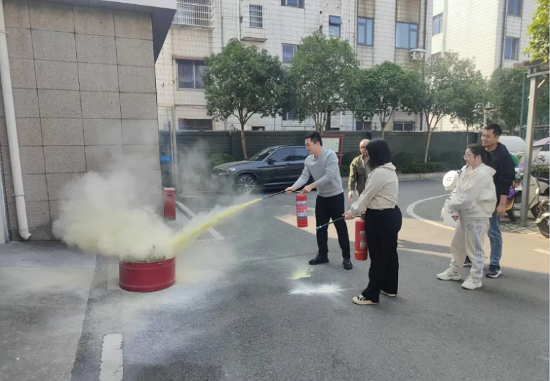 防范于未“燃” 筑牢安全“防火墙”——湖北江陵法院开展消防知识培训和演练活动