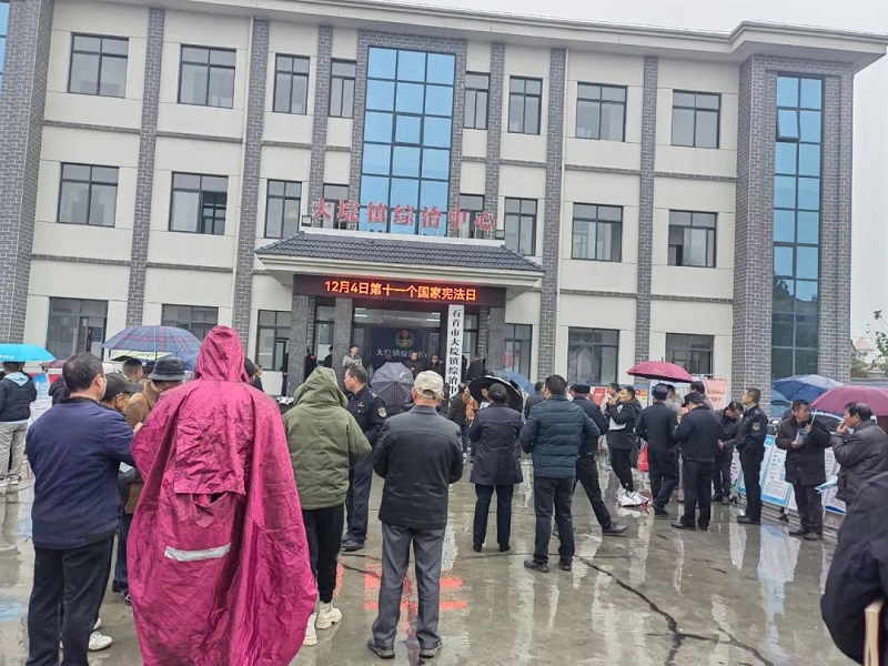“宪”在出发 与法同行 ——石首市大垸镇开展“弘扬宪法精神，共筑法治社会”宪法宣传活动