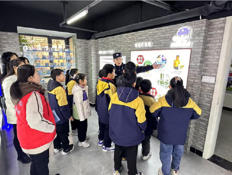 湖北省荆州区东城街道草市社区开展“守护青春成长”禁毒反诈宣传活动
