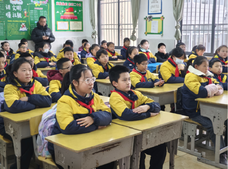 新春第一课——湖北荆州区东城街道东门社区民警走进黄金堂实验小学开展安全教育活动