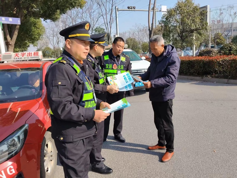 湖北省江陵县交通运输综合执法大队：开展出租车专项整治行动，保障群众安全出行