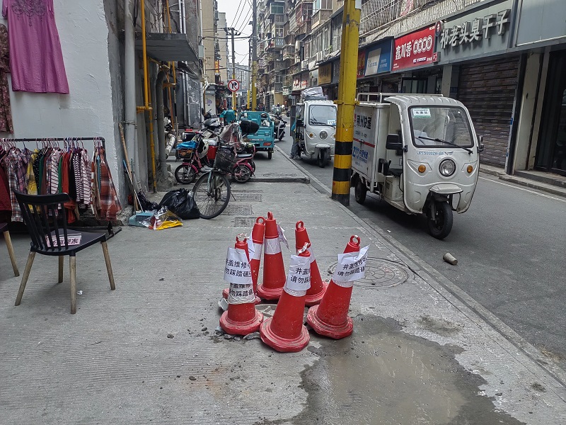 湖北沙市区中山街道文化坊社区：小小窨井盖 “大手术”，居民脚下路 “稳升级”