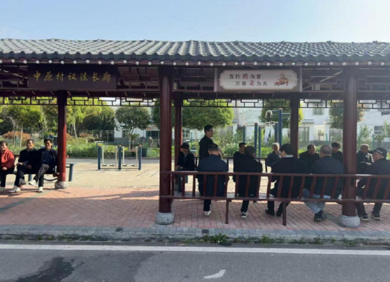 湖北洪湖：以 “板凳普法”+“法律明白人” 议事平台，筑牢基层法治建设根基