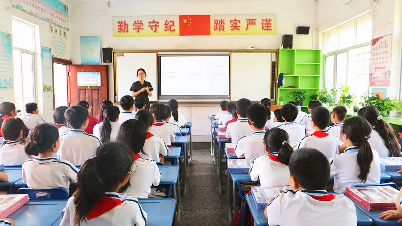 与法同行 “未”你而来——湖北省荆州区法院开展送法进校园活动