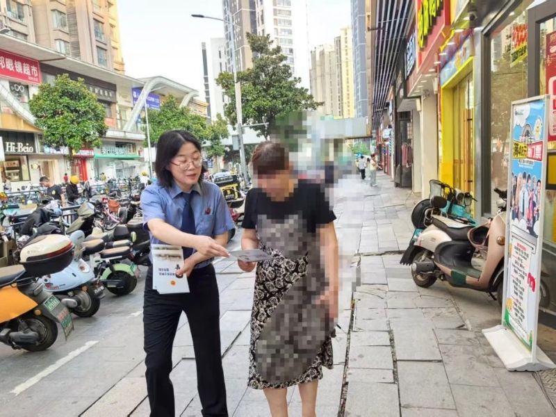 湖北荆州区：普法进商圈，“检察蓝”护航群众“钱袋子”