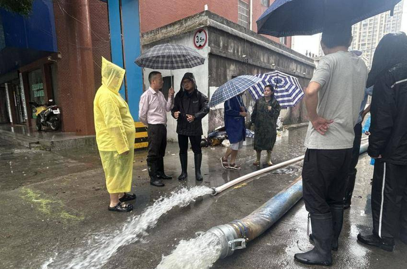风雨同舟 昼夜奋战——湖北省石首市绣林街道办事处干群合力抗击强降雨