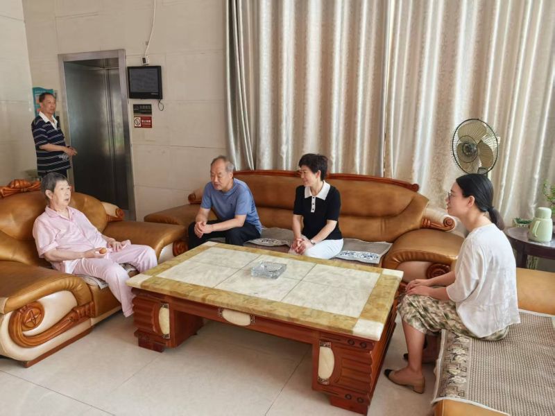 湖北荆州区法院：“七一”慰问传党情 点滴关怀暖人心