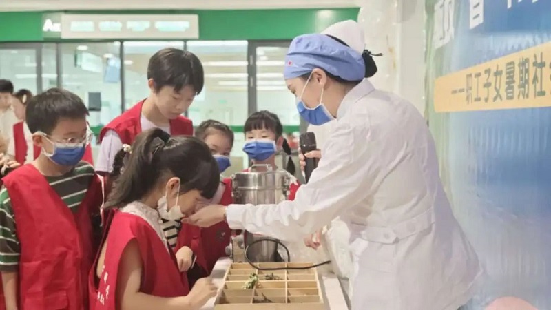 湖北荆州：驱蚊香囊传温情 童心实践暖荆医