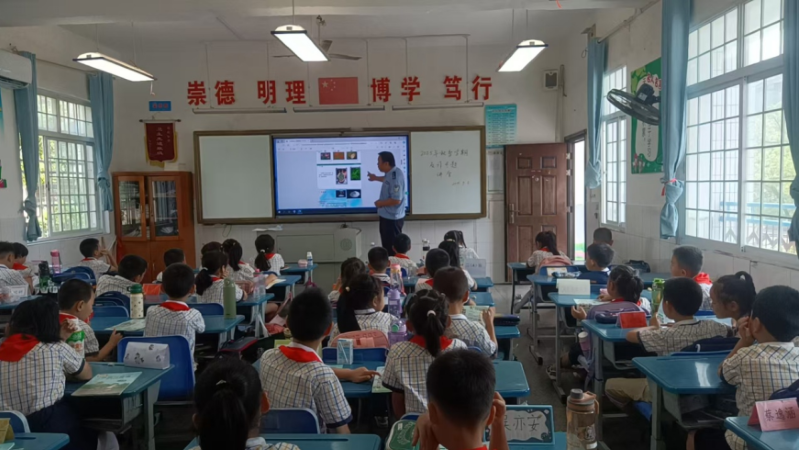 湖北荆州区东城街道迎宾社区进校园开展反诈禁毒知识宣传活动