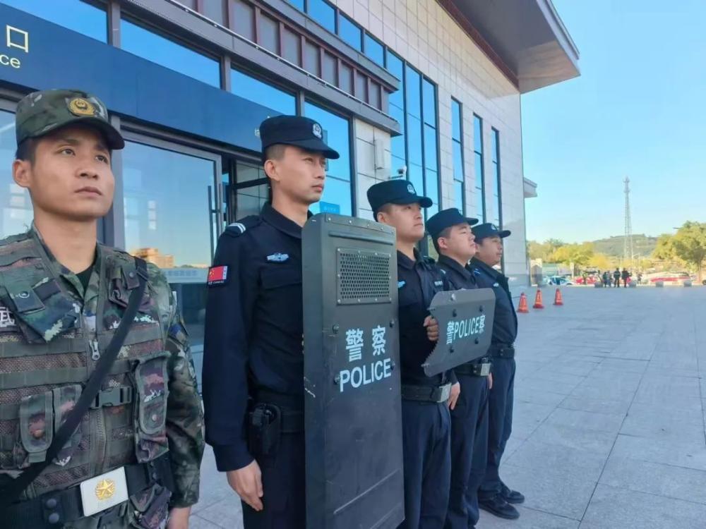山西省吕梁市柳林公安用“警察蓝”守护中国红
