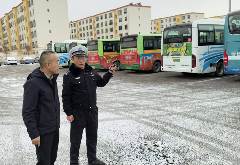 山西省大同云州交警积极应对雨雪恶劣天气道路交通安全