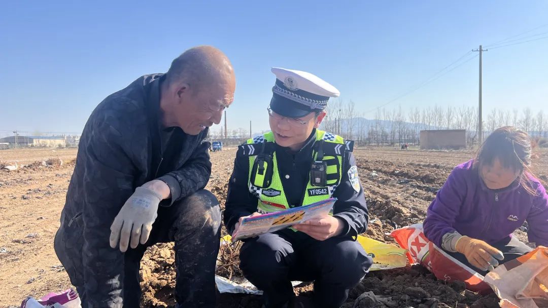 春耕农忙时节 山西万荣交警田间地头讲安全