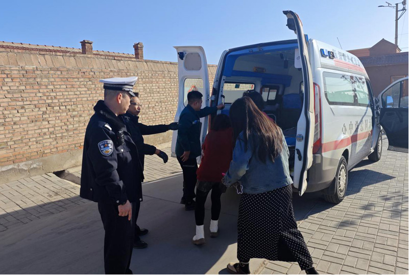 山西省大同云州：女子学车不慎掉沟，交警及时伸手援助