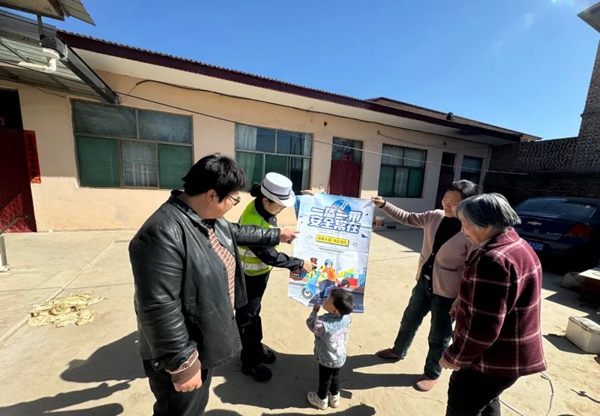 山西临汾公安交警进农村开展交通安全巡回宣讲暨三个“十小事”宣传活动