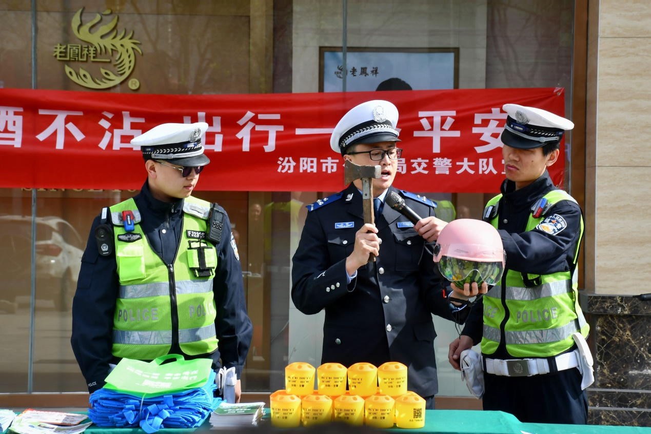 山西省吕梁公安交警开展“4·15”全民国家安全教育日宣传活动
