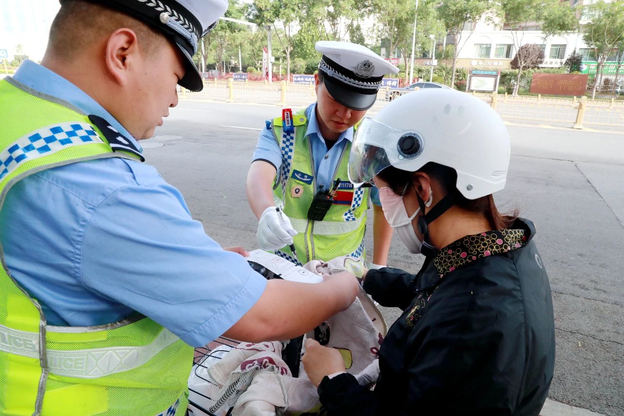 山西省运城市盐湖公安交警：持续发力规范佩戴头盔劝导整治