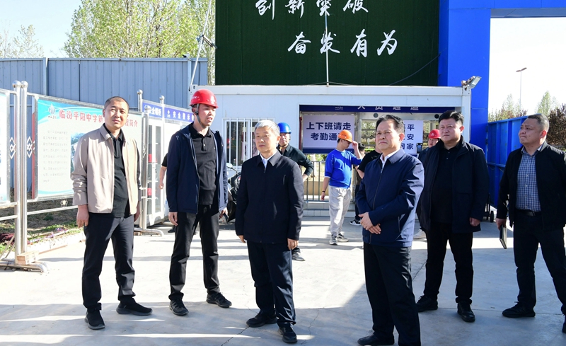 山西省临汾市尧都区委副书记、区长于乐在涝洰河台地片区调研重点项目建设工作