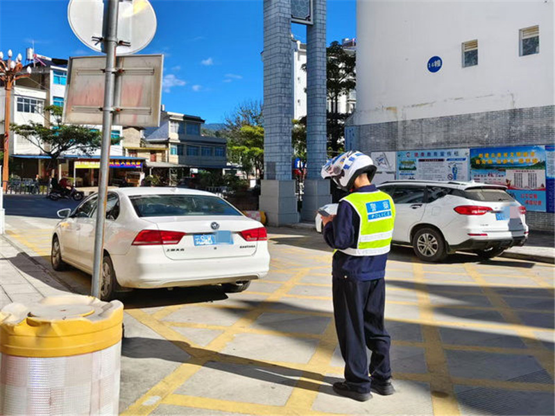 云南凤庆县公安局常态化开展城区交通秩序整治工作