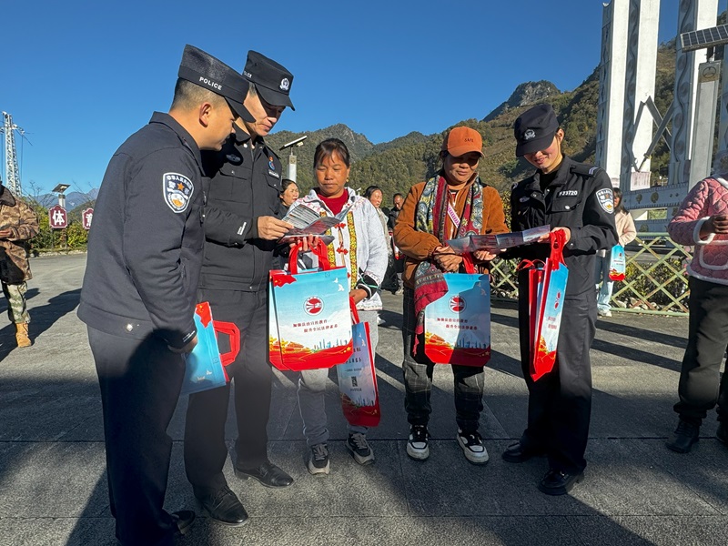 民警在片马村广场普法.jpg