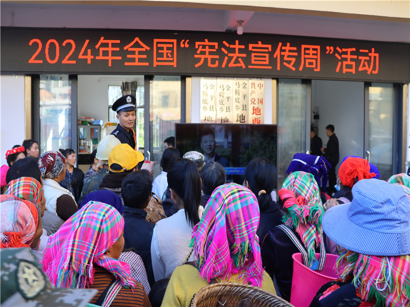 12月3日,金水河边检站马鞍底分站深入开展“大力弘扬宪法精神,推动进一步全面深化改革”宪法宣传周普法宣传活动。(2).jpg