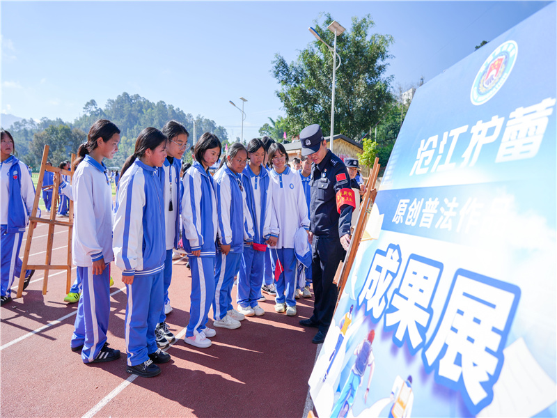 图为移民管理警察为学生们讲解文艺作品展上展出的作品3.jpg