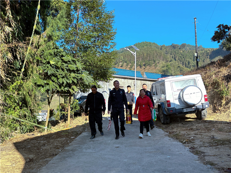 云南畹町出入境边防检查站芒线分站：新岁序开送关怀 情系桑榆寒冬暖
