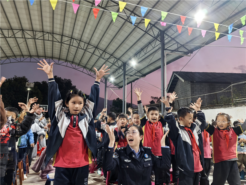 云南畹町出入境边防检查站芒棒分站联合芒棒小学共庆元旦
