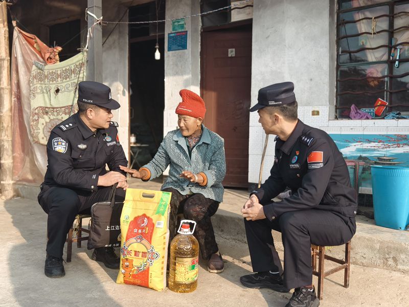 走访慰问 (2)_副本.jpg