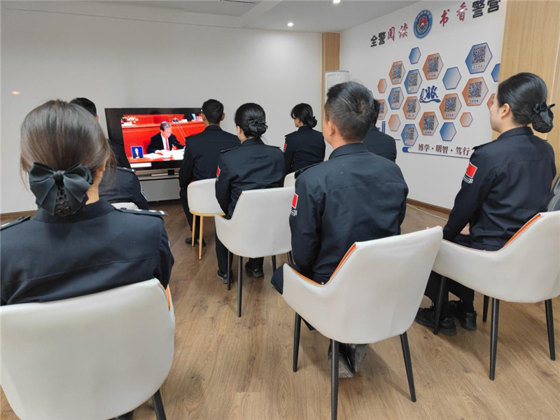 云南畹町边检站执勤队集中观看全国两会盛况，以奋进姿态护航国门安全
