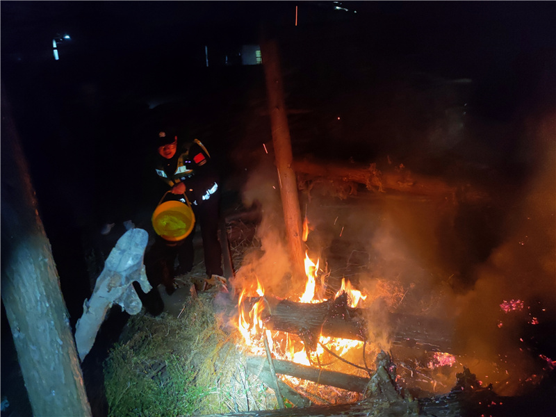民警使用水桶扑灭明火 (2).jpg