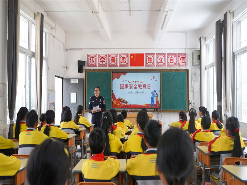 民警到片马国门小学开展安全教育.jpg