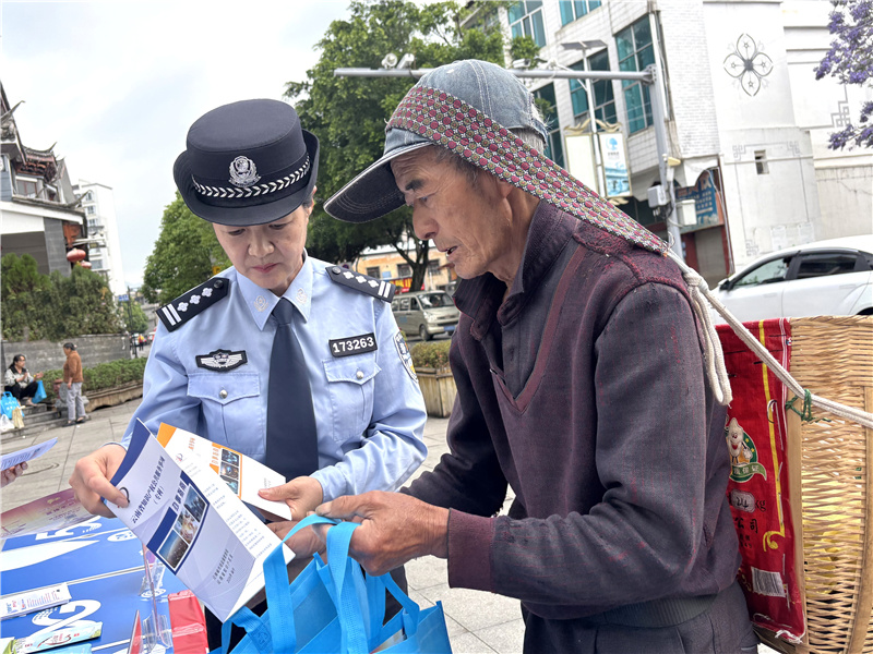 云南凤庆县公安局开展知识产权集中宣传活动