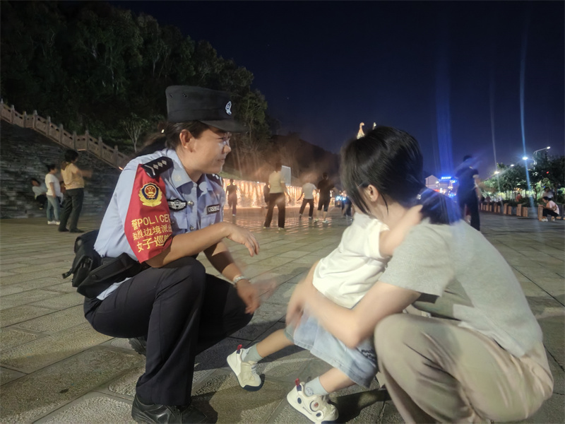 10.“三江虹女子巡防队”队员柴蓉帮助群众找到走失儿童（刘惠语 摄）.jpg