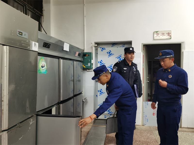 联合消防员开展安全检查.jpg